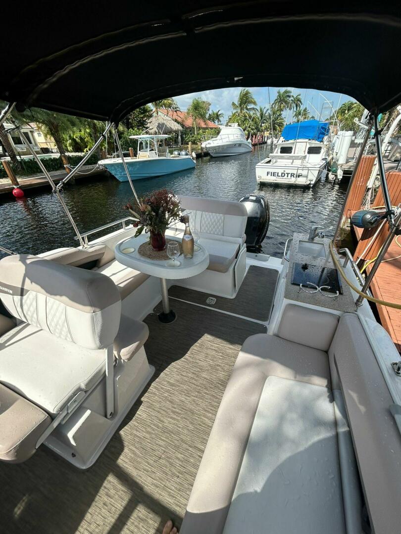 26ft Glastron Yacht For Sale