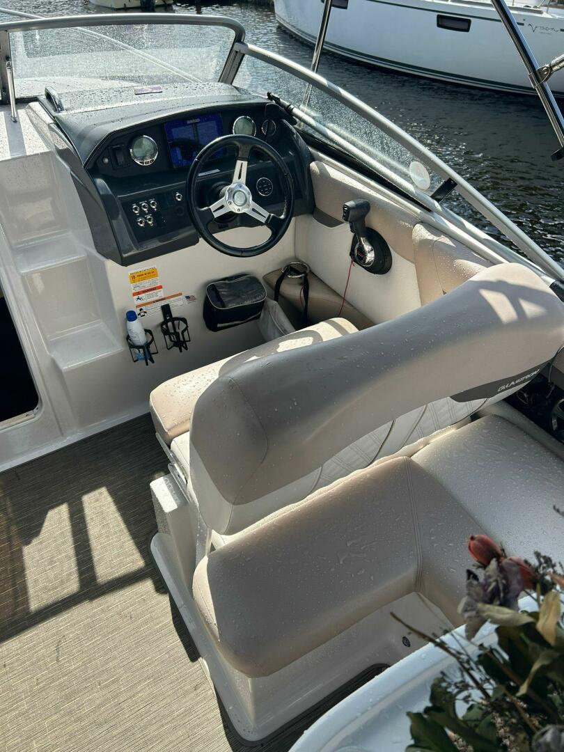 26ft Glastron Yacht For Sale