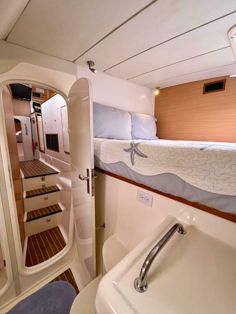 SMOKE AND ROSES 47ft Leopard Yacht For Sale