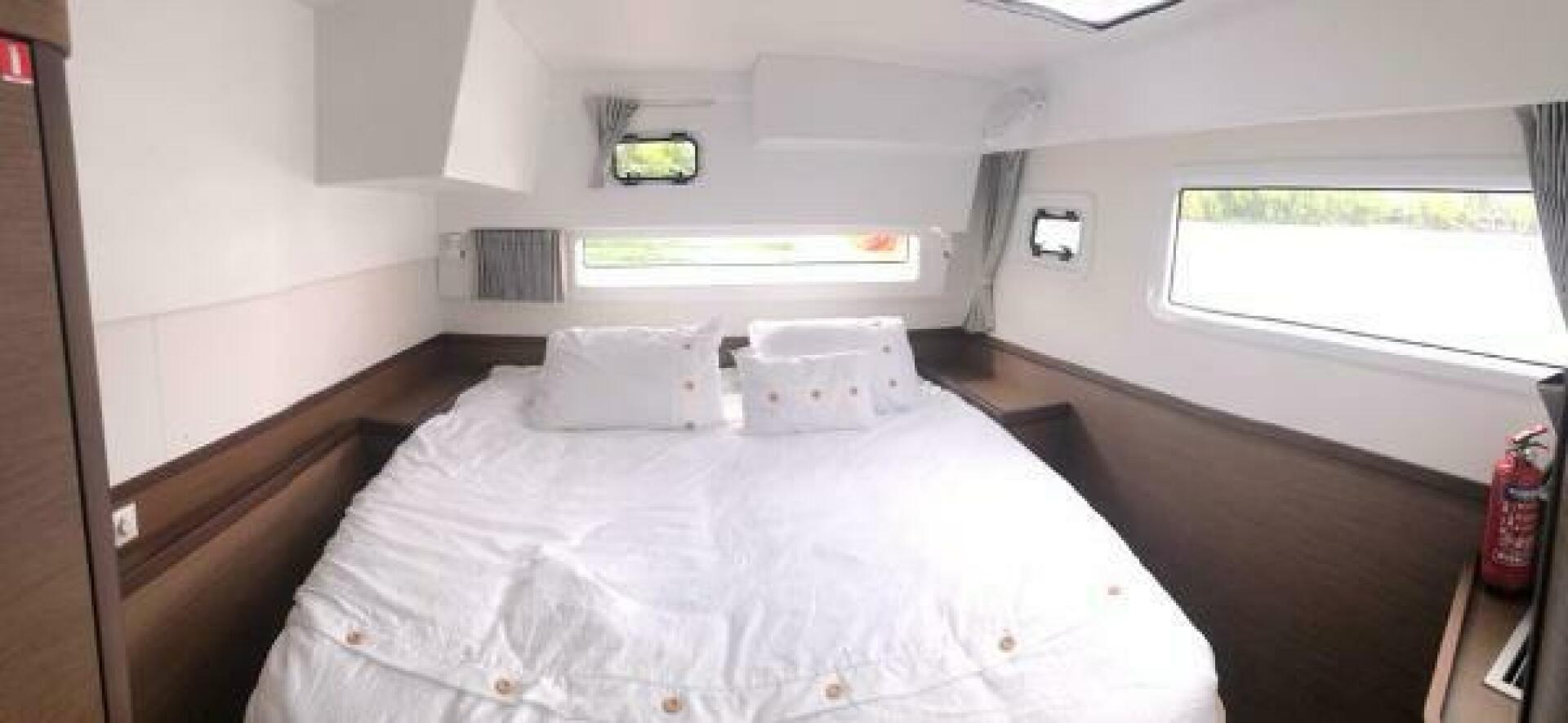 42ft Lagoon Yacht For Sale