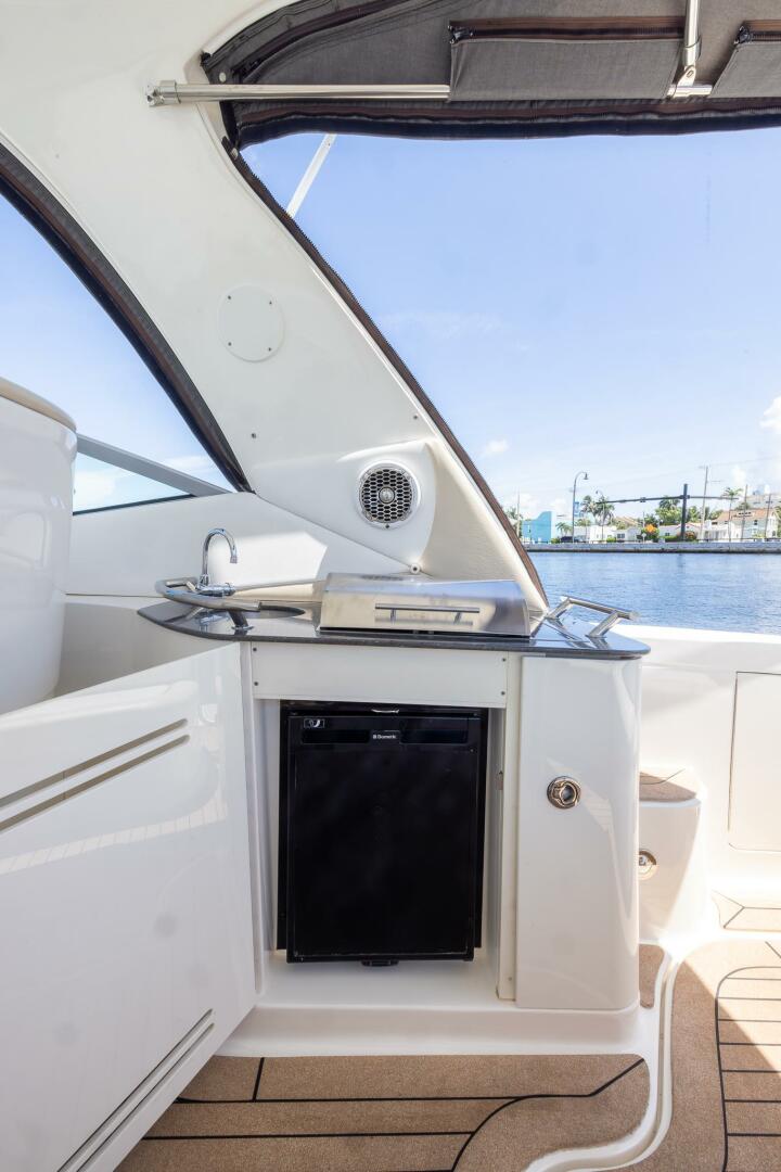 PURA VIDA 37ft Sea Ray Yacht For Sale