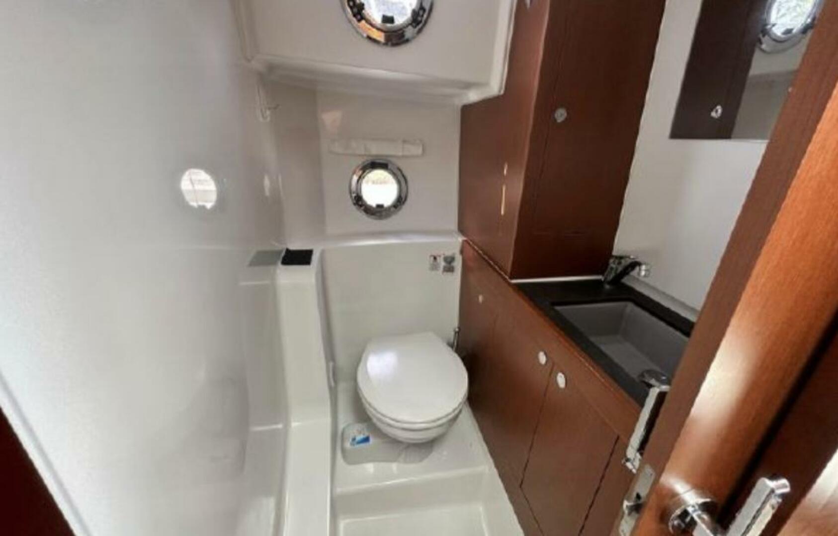 Smooth 30ft Beneteau Yacht For Sale