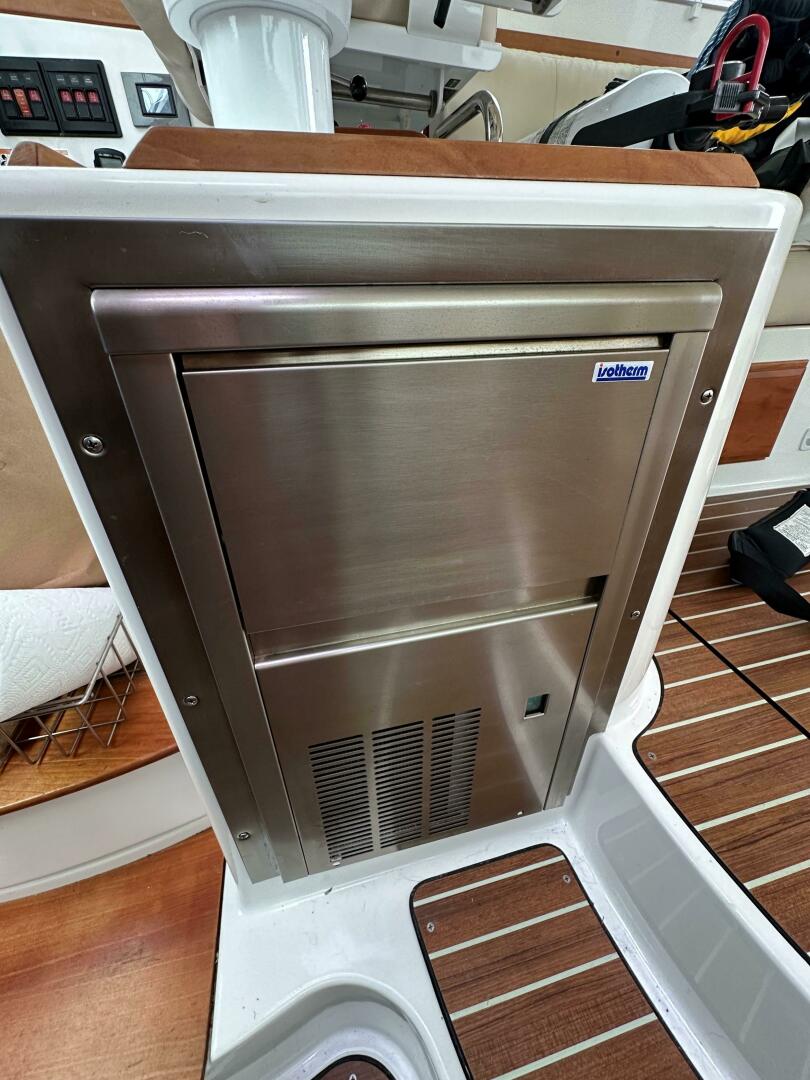 37ft Back Cove Yacht For Sale