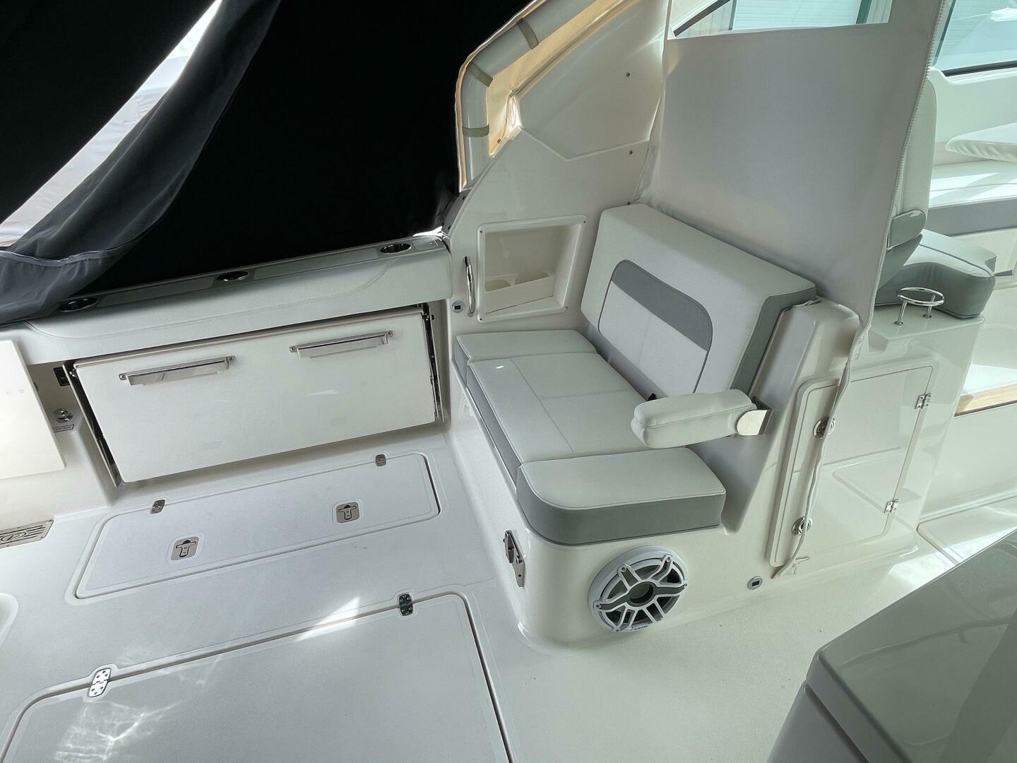 32ft Pursuit Yacht For Sale